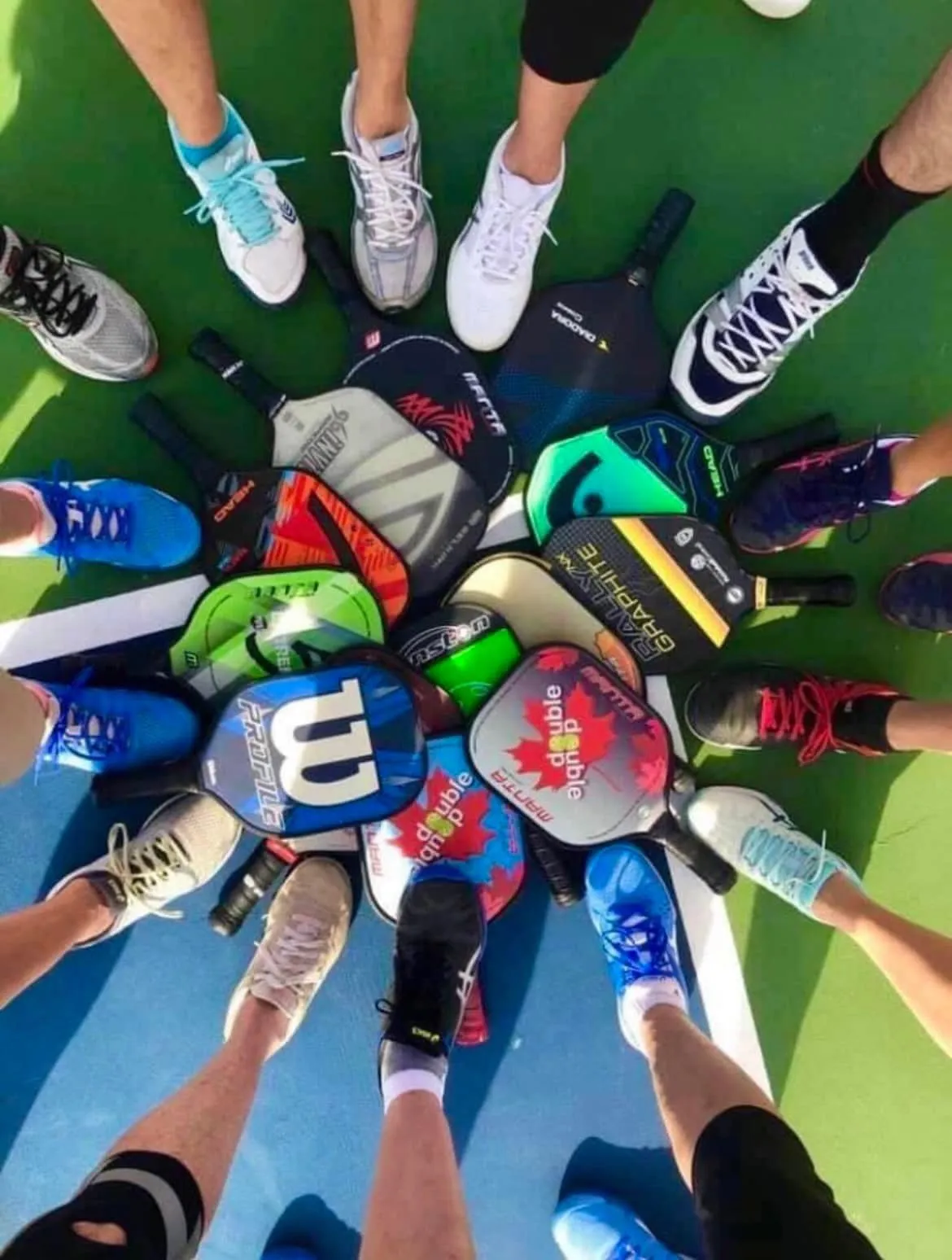 Membres du Club Pickleball Lac-Brome qui jouent amicalement